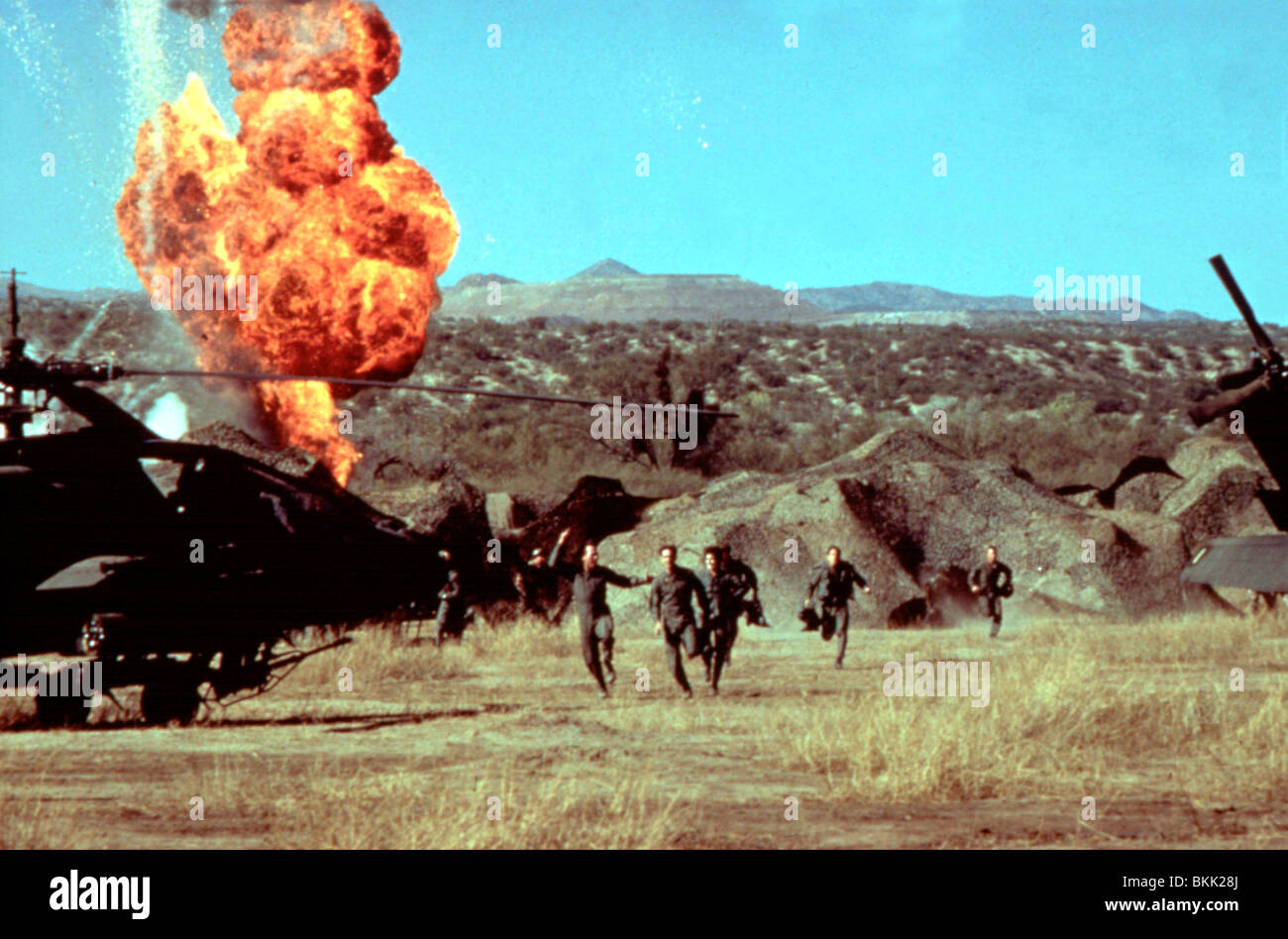 Les ailes de l'APACHE (1990) FIRE BIRDS (ALT) AMO1 009 Banque D'Images