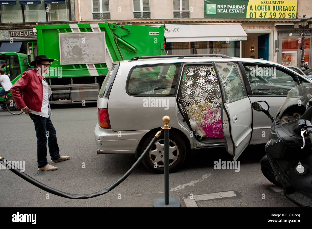 Paris, France, l'homme de prendre Taxi sur Street Banque D'Images