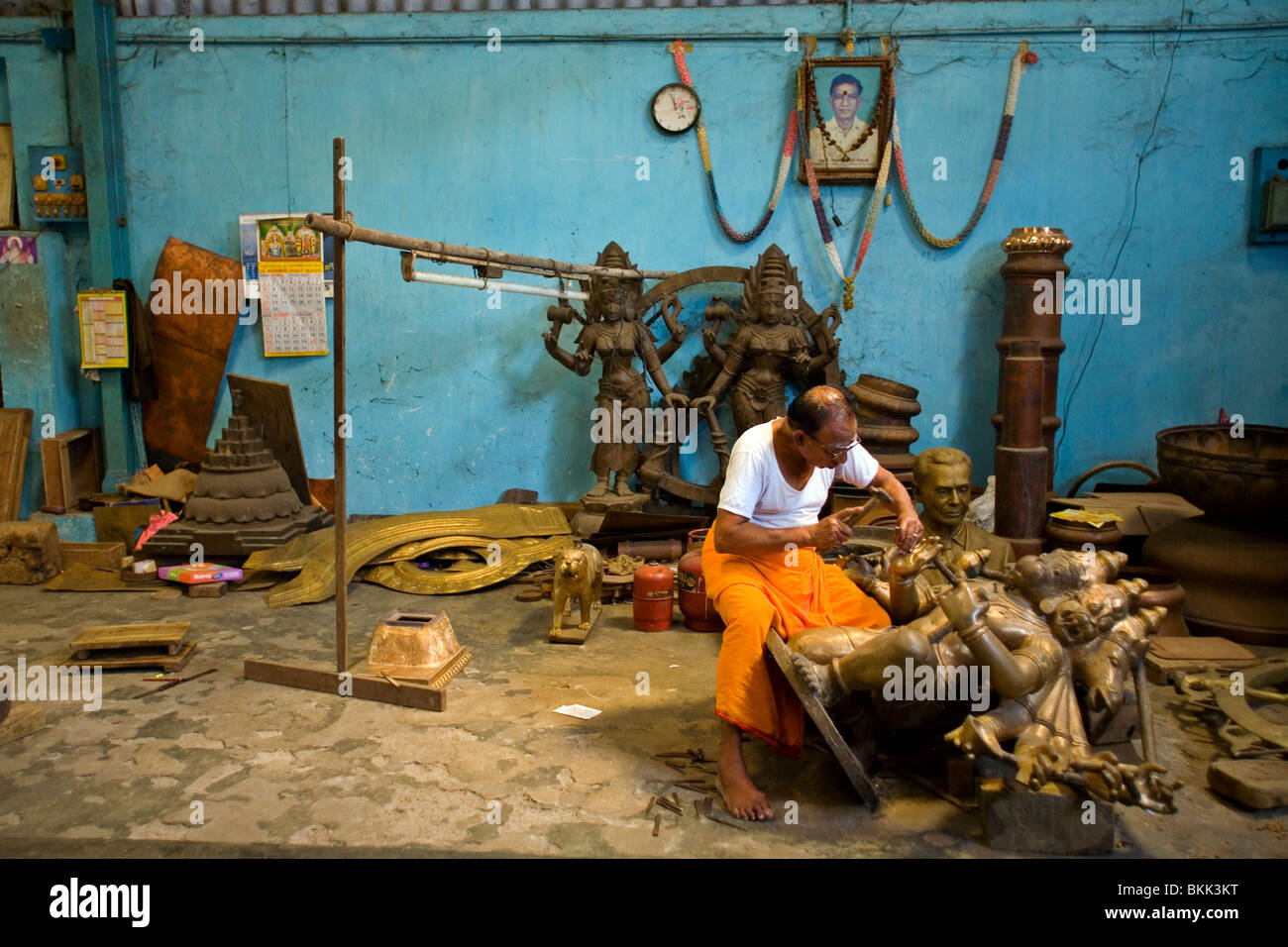 Maître artisan Pranava Stapathy travaille sur une grande statue d'Hanuman à l'atelier de S. Devasenapathy Stapathy Banque D'Images