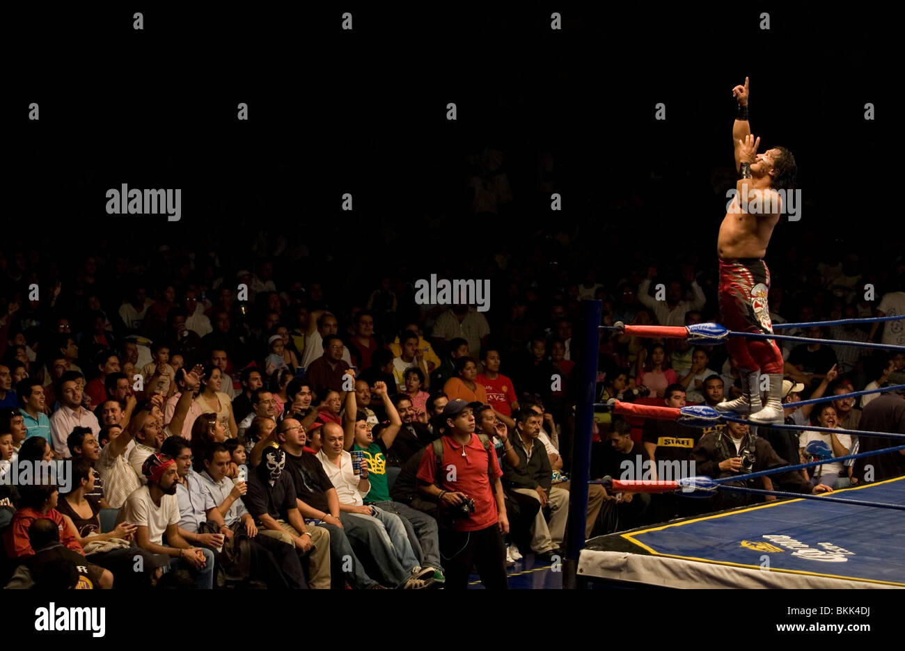 Un lutteur de lucha libre les gestes à la foule à l'Arena Mexico, Mexico City Banque D'Images