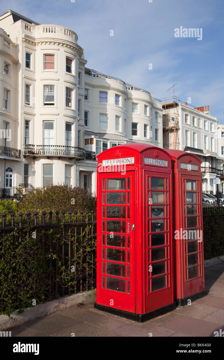 Deux cabines téléphoniques rouges Brighton UK Banque D'Images
