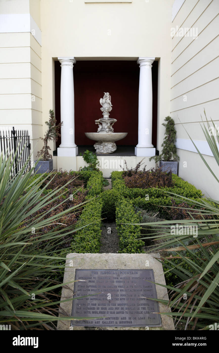 La fontaine impériale capturés par les anglais pendant le transport en France en 1800 la place impériale cheltenham uk Banque D'Images