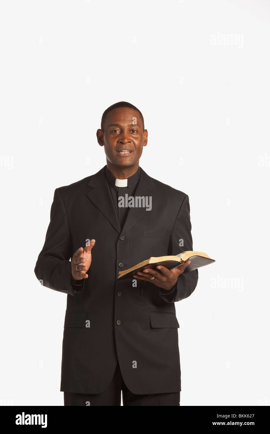 Un homme portant un collier de bureau et la prédication de la Bible Banque D'Images