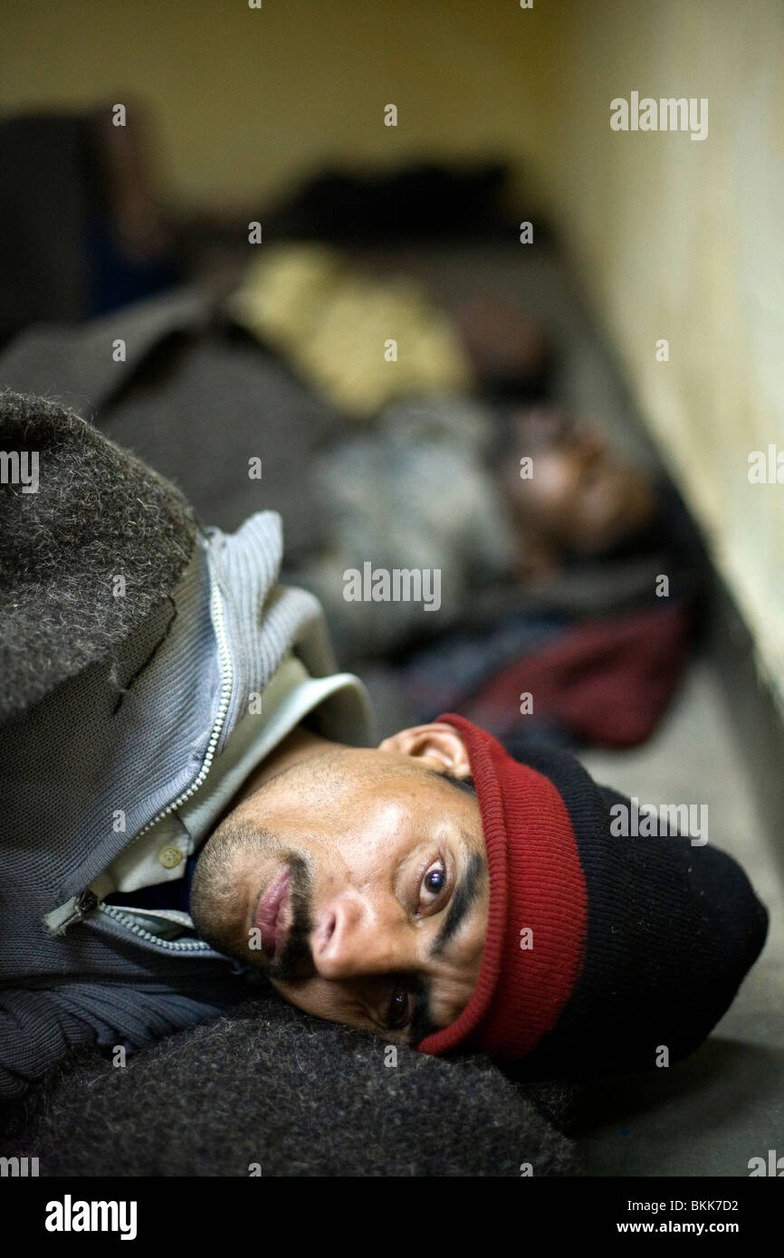 Un malade mental sans-abri dans le Phool Mandi pour sans-abri dans la région de Delhi, Inde Banque D'Images