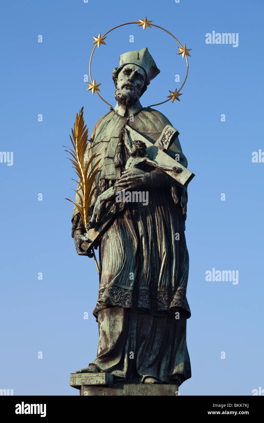 Statue de saint Jean Népomucène, le Pont Charles, Prague, République  Tchèque Photo Stock - Alamy