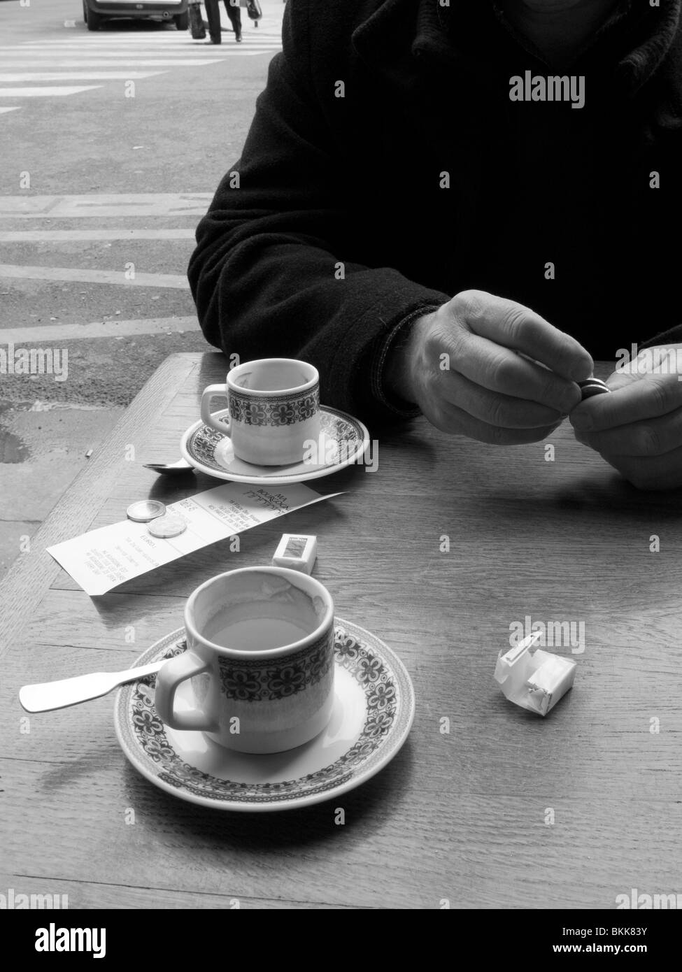 Homme mûr assis à l'extérieur d'un café à Paris Banque D'Images