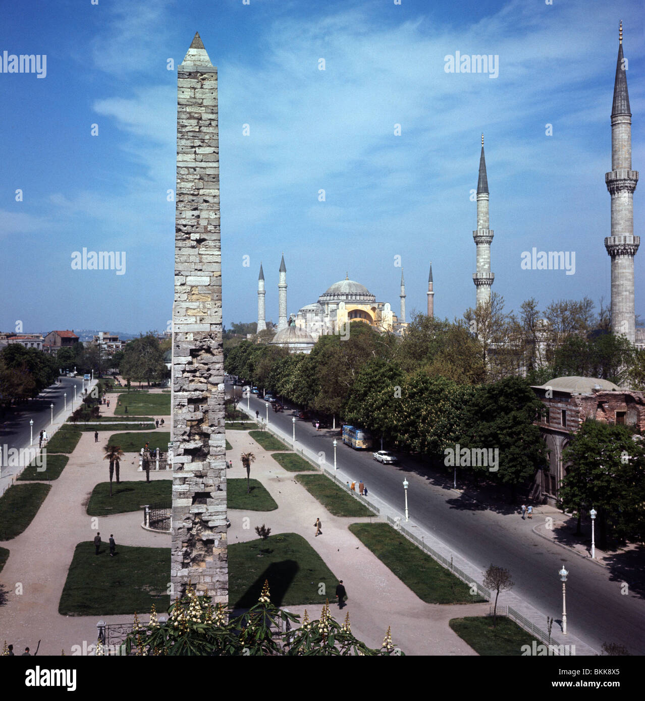 Hippodrome , colonne de Constantin VII avec Sainte-sophie dans l'arrière-plan à partir de la 6ème siècle Istanbul, Turquie Banque D'Images