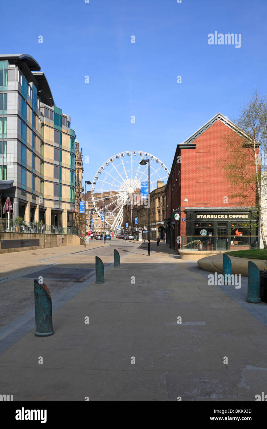 Surrey Street, l'établissement Mercure Hotel et la roue de Sheffield, Sheffield, South Yorkshire, Angleterre, Royaume-Uni. Banque D'Images