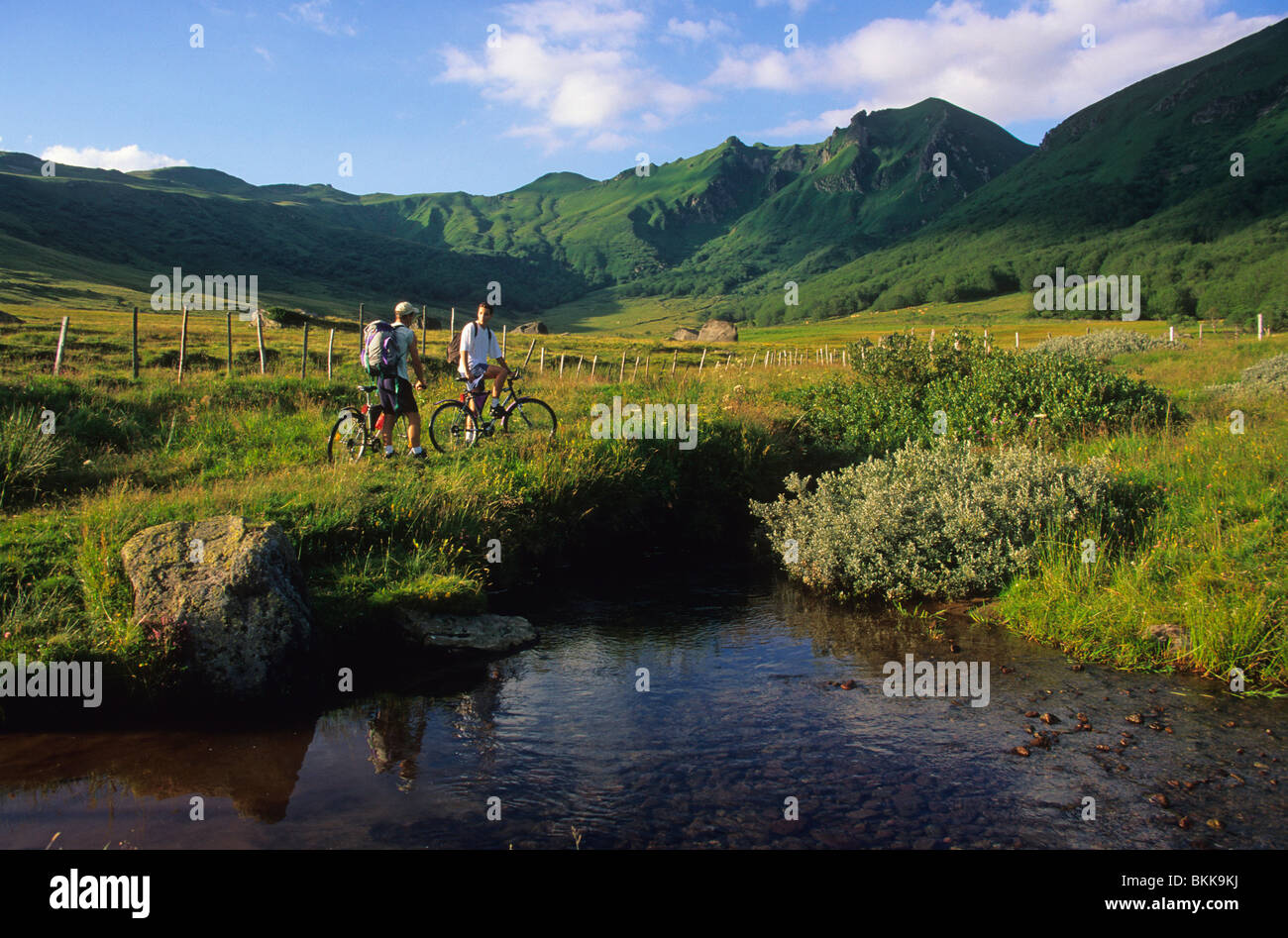Les motards dans le massif du Sancy. L'Auvergne. La France. Banque D'Images