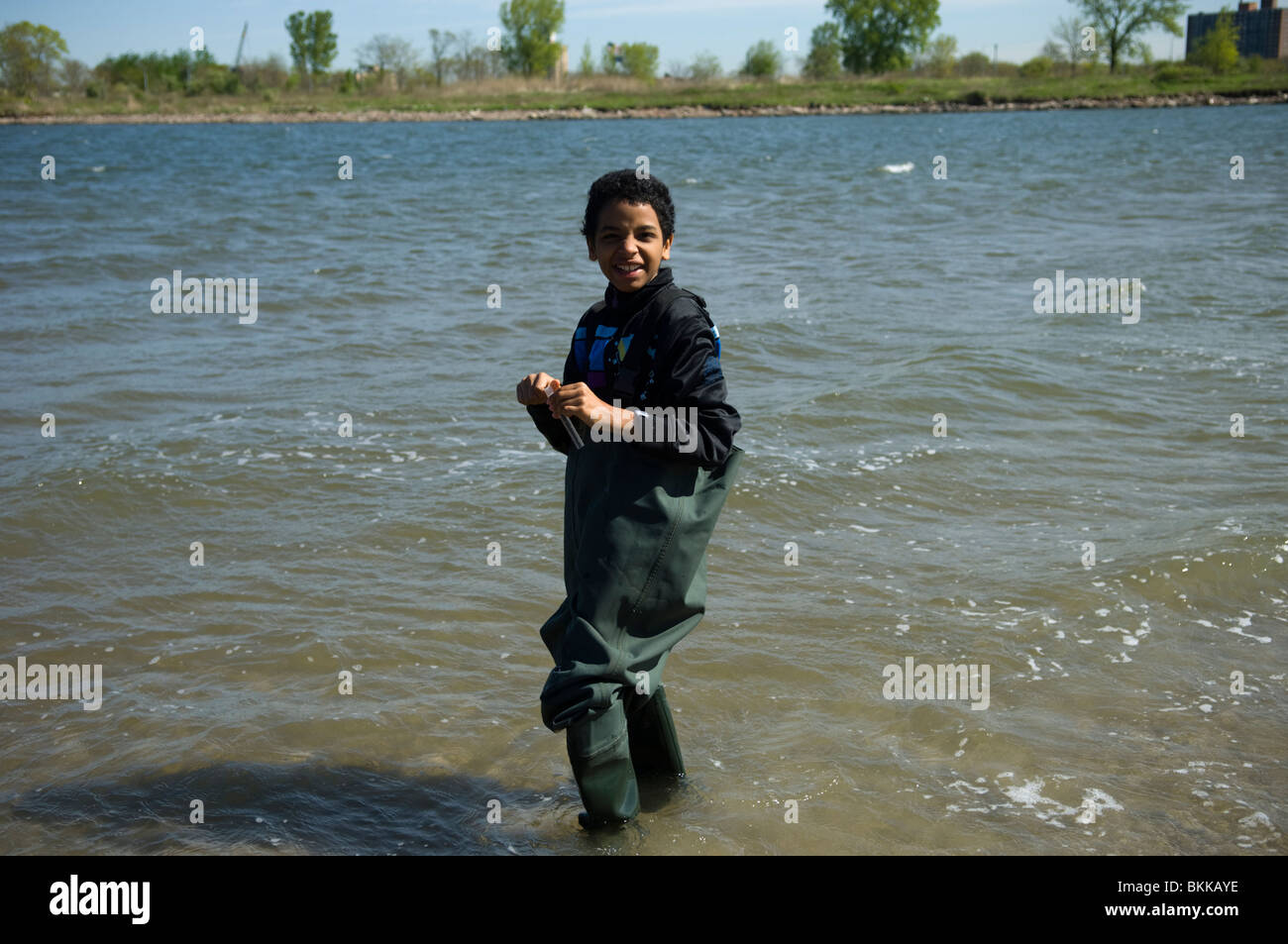 Le test aux élèves la qualité de l'eau et recherchez les eaux de la vie marine à Coney Island Creek à Brooklyn à New York Banque D'Images