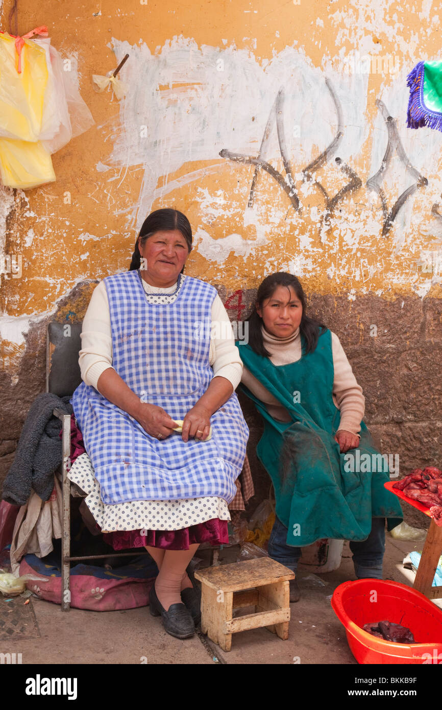 Mère et fille immersion en vente un marché de rue à Cusco, Pérou, Amérique du Sud Banque D'Images