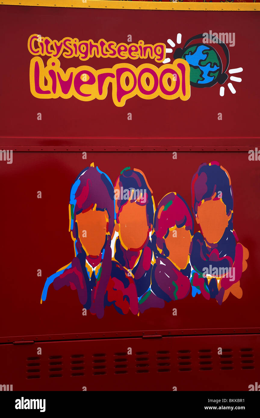 S'appuyant sur les Beatles à Liverpool UK bus Citysightseeing Banque D'Images