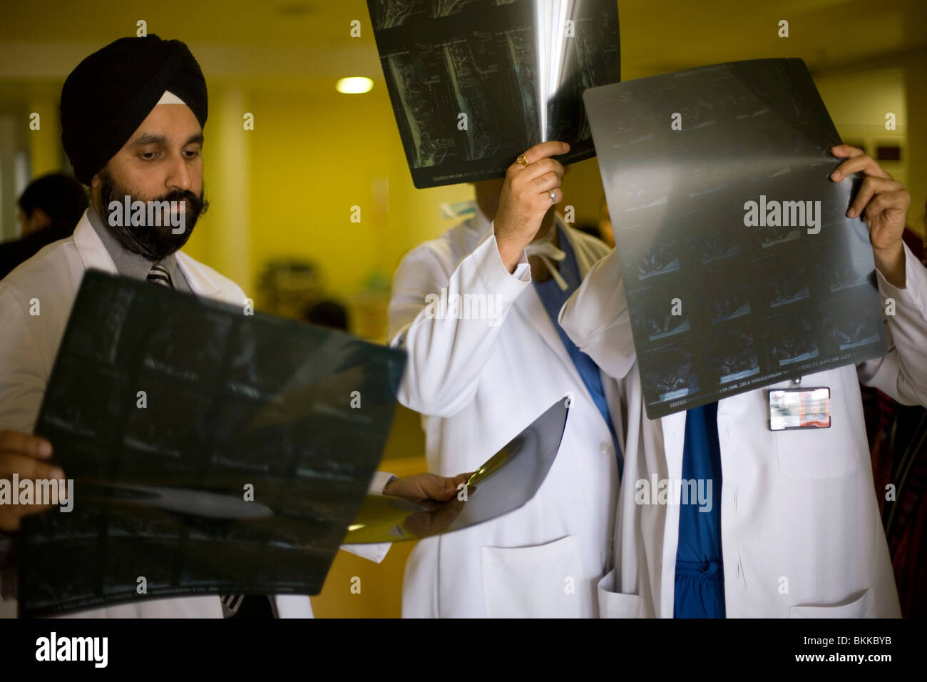 Les médecins discuter un cliché radiographique à l'hôpital Medicity, Gurgaon, Inde Banque D'Images