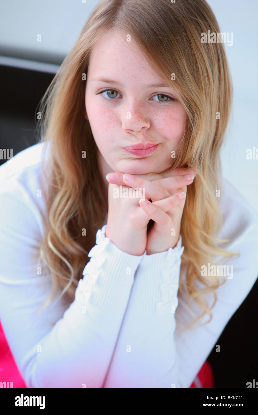 Portrait d'une fille avec sa bouche déplacé d'un côté Banque D'Images