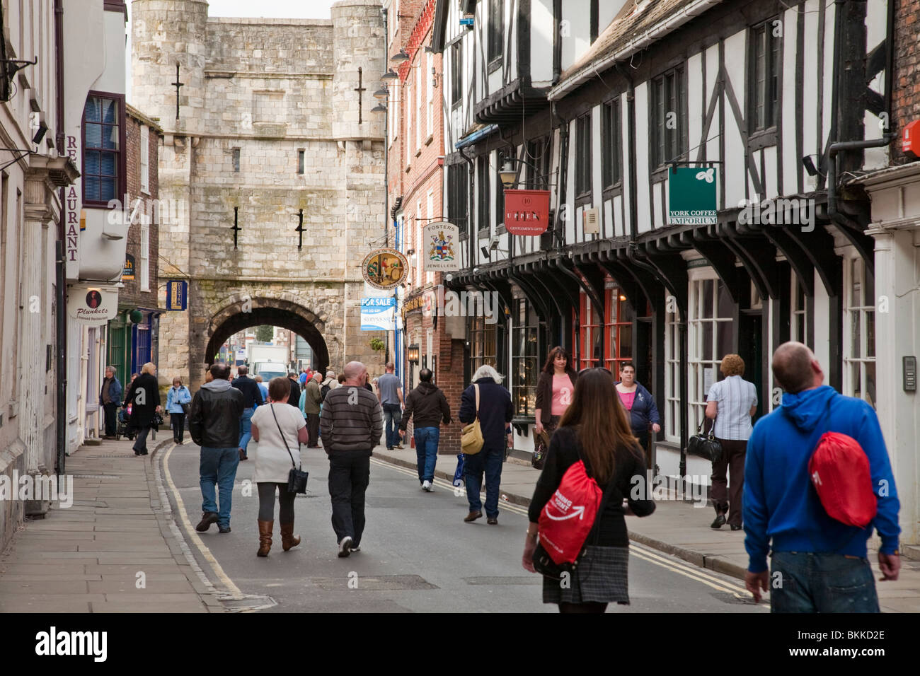 Afficher le long de High Petergate dans le centre de York, Yorkshire, UK Banque D'Images