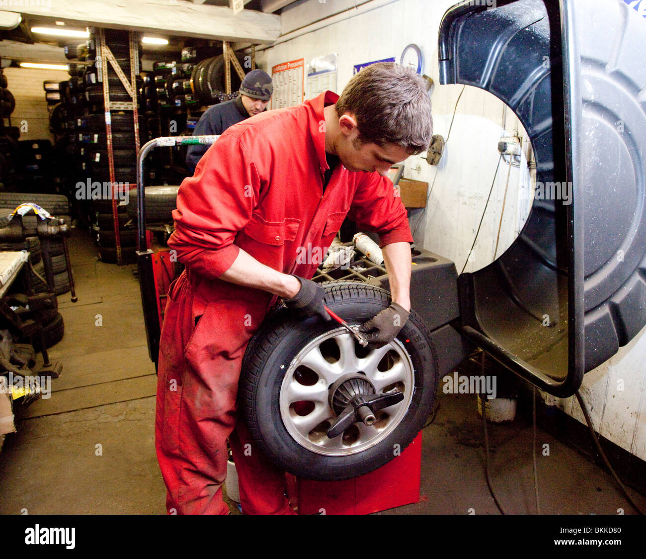 Travailleur garage poids d'équilibrage de raccord d'une roue Banque D'Images