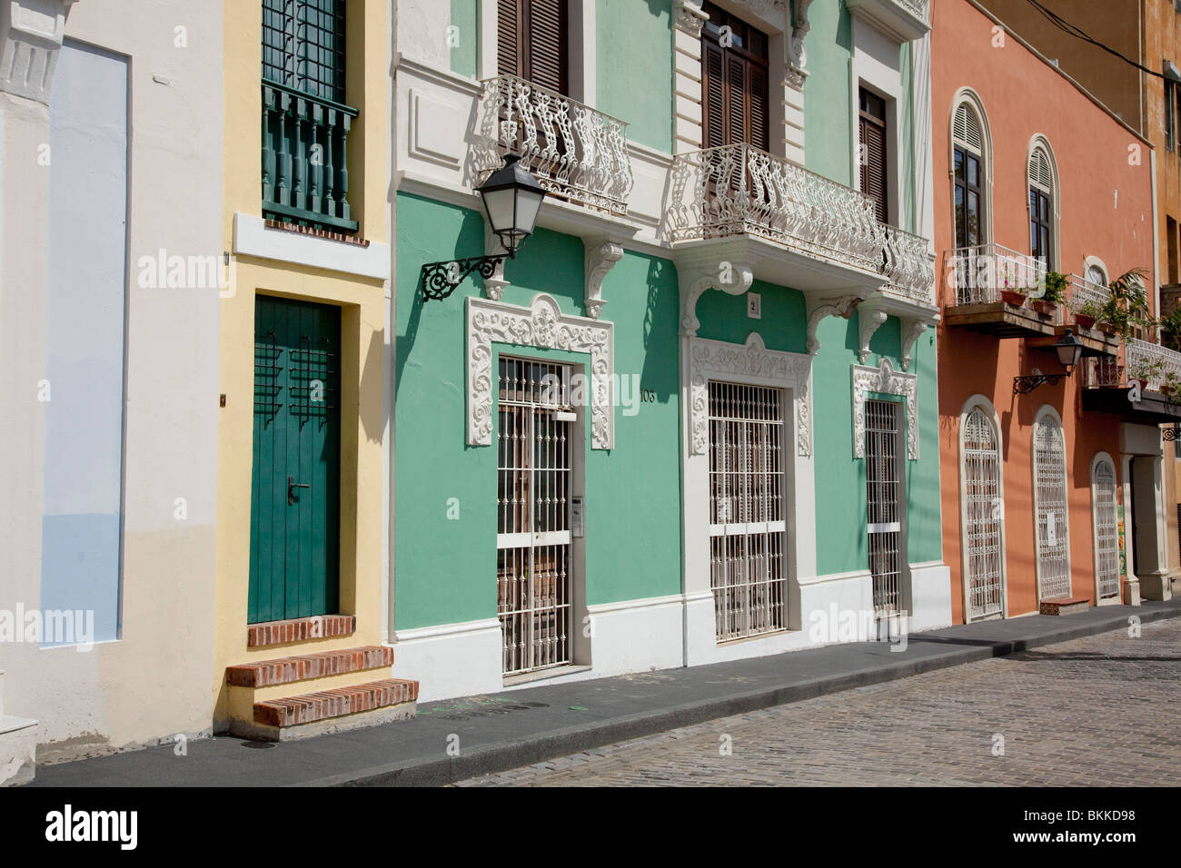 Rues avec l'architecture coloniale espagnole à San Juan, Porto Rico, Antilles. Banque D'Images