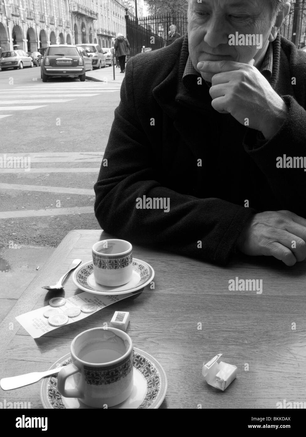 Homme mûr assis à l'extérieur d'un café à Paris Banque D'Images