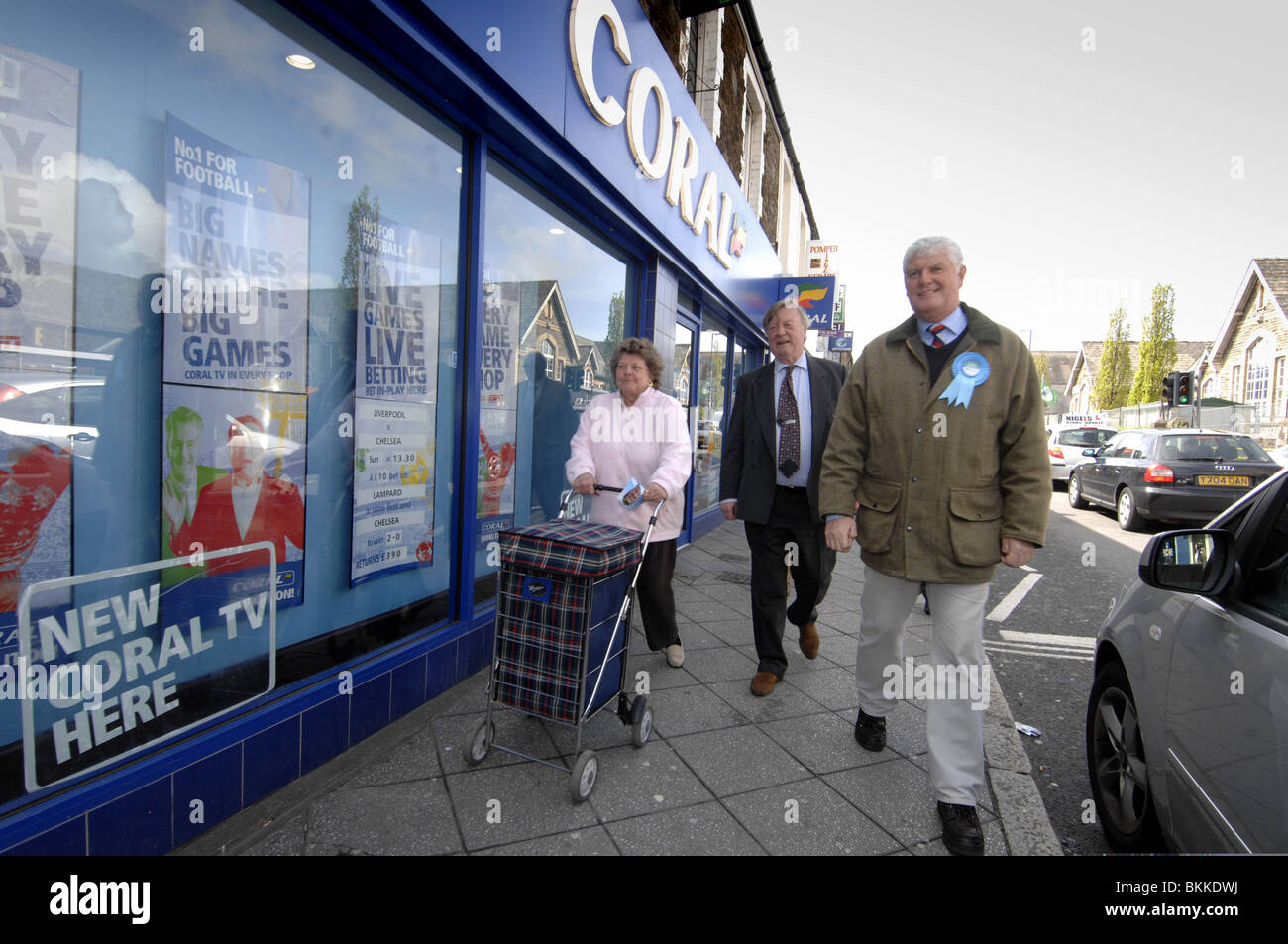 Le député conservateur Ken Clarke et Shadow Secrétaire d'État aux affaires, l'innovation et les compétences pour faire campagne dans les Gorseinon aujourd'hui. Banque D'Images