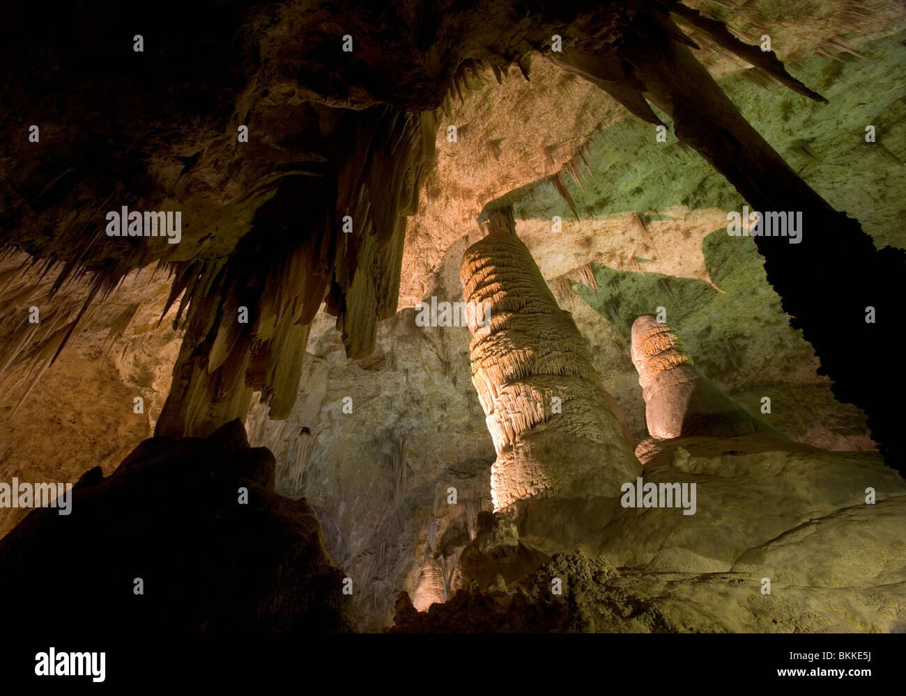 À l'intérieur du hall de géants à Carlsbad Caverns. Les géants sont de plus en plus stelagmites massive en haut du sol. Banque D'Images