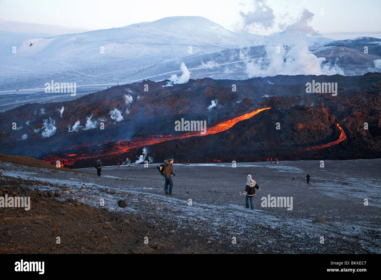 De nombreux touristes et randonneurs sont coulées de lave et des fontaines de l'Islande 2010 Éruption du volcan Eyjafjalla Banque D'Images