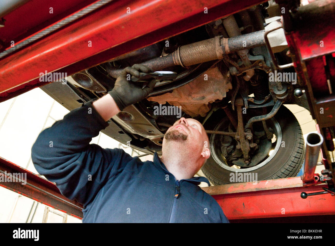 Mécanicien garage sous contrôle une voiture lors d'un contrôle technique au Royaume-Uni Banque D'Images