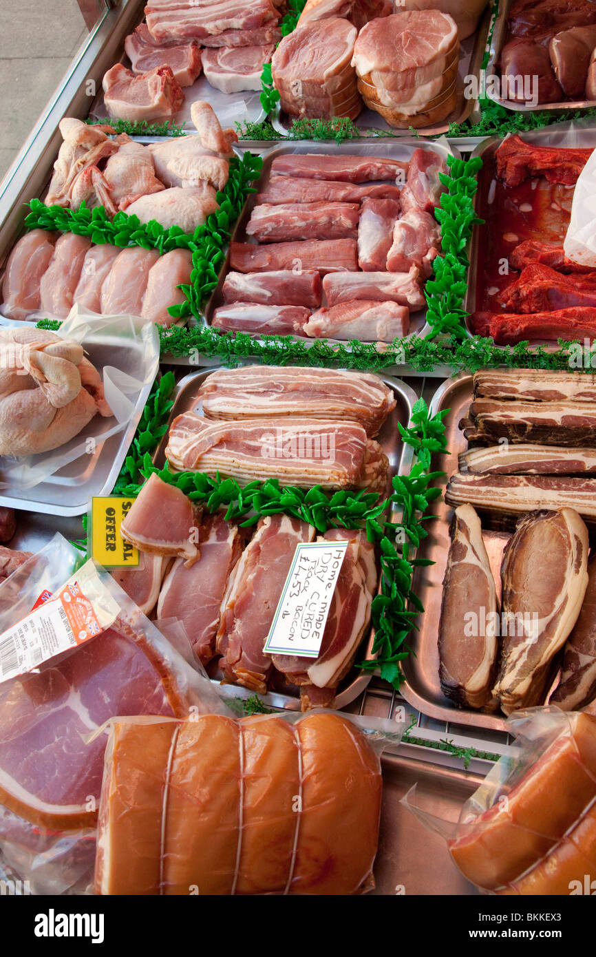 Affichage de la viande dans une boucherie shop Banque D'Images