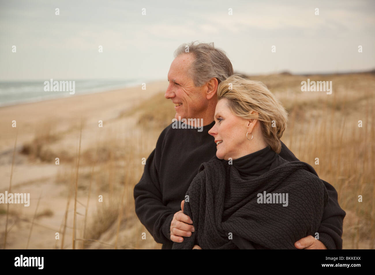 Caucasian couple standing on beach Banque D'Images