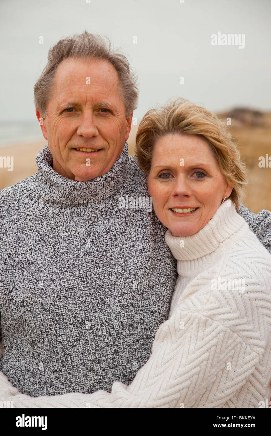 Caucasian couple hugging on beach Banque D'Images