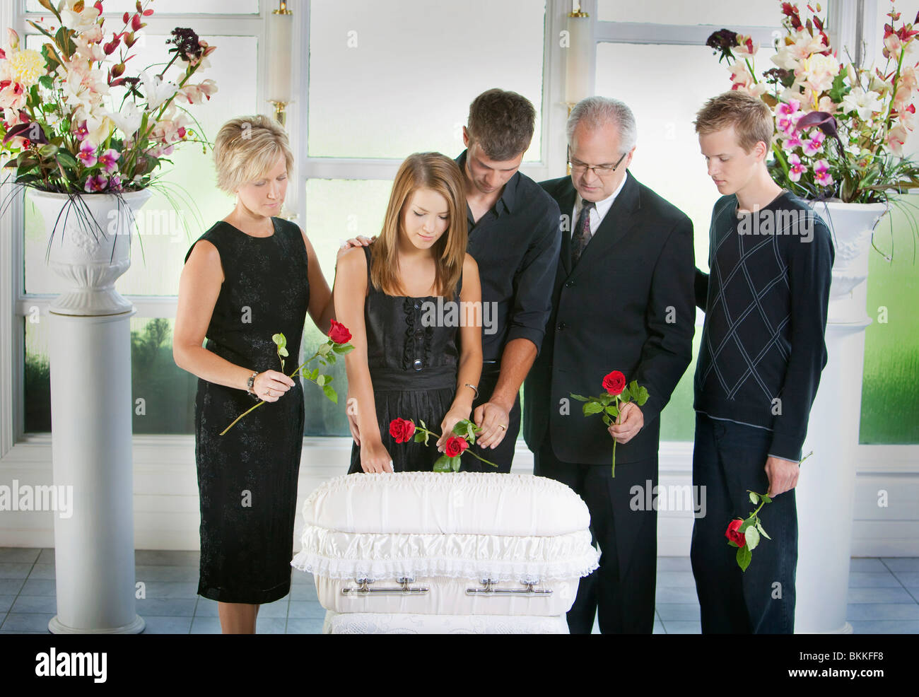 Une famille réunis autour d'un cercueil du nourrisson Banque D'Images
