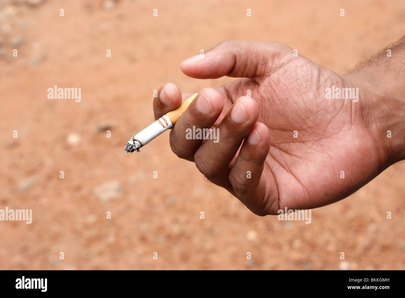 Fumer est nuisible pour la santé des hommes - homme main tenant une cigarette Banque D'Images
