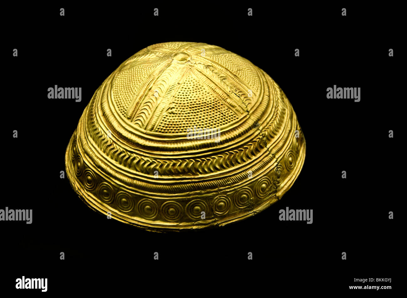 Bol doré du trésor Axtroki, Eskoriatza, Gipuzkoa (Guipúzcoa), Espagne, âge du bronze tardif 1000–850 av. J.-C. décoré de motifs solaires en relief Banque D'Images