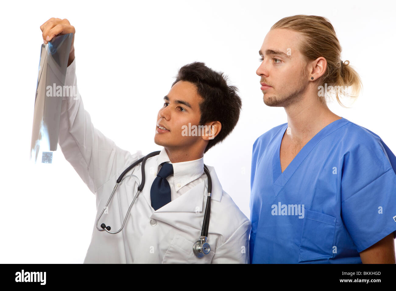 Deux étudiants en médecine/stagiaires à la recherche d'un x-ray Banque D'Images