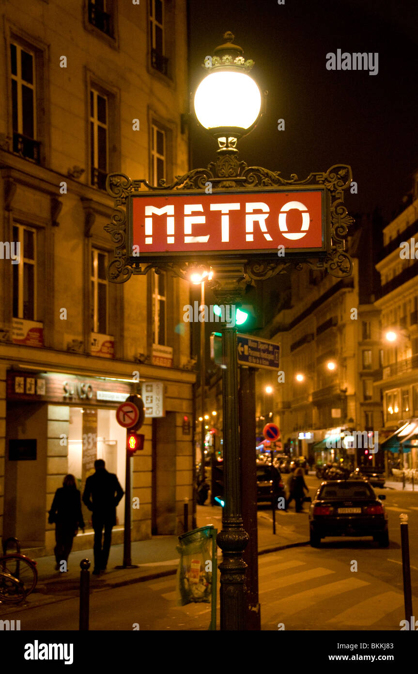Un signe de la station de métro à Paris Banque D'Images