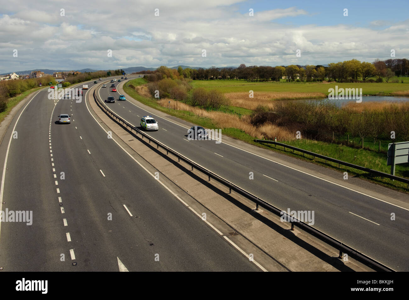 Le trafic sur l'autoroute A55 à deux voies route près de Muro, au nord du Pays de Galles UK Banque D'Images