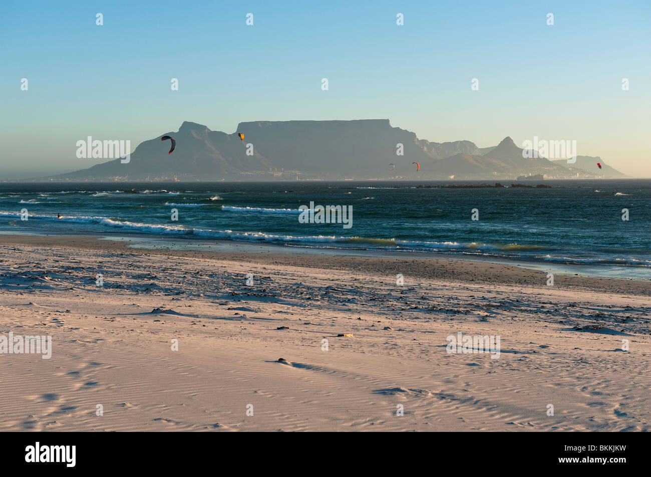 Vue spectaculaire de la Montagne de la table, de Big Bay au coucher du soleil. Cape Town, Afrique du Sud Banque D'Images