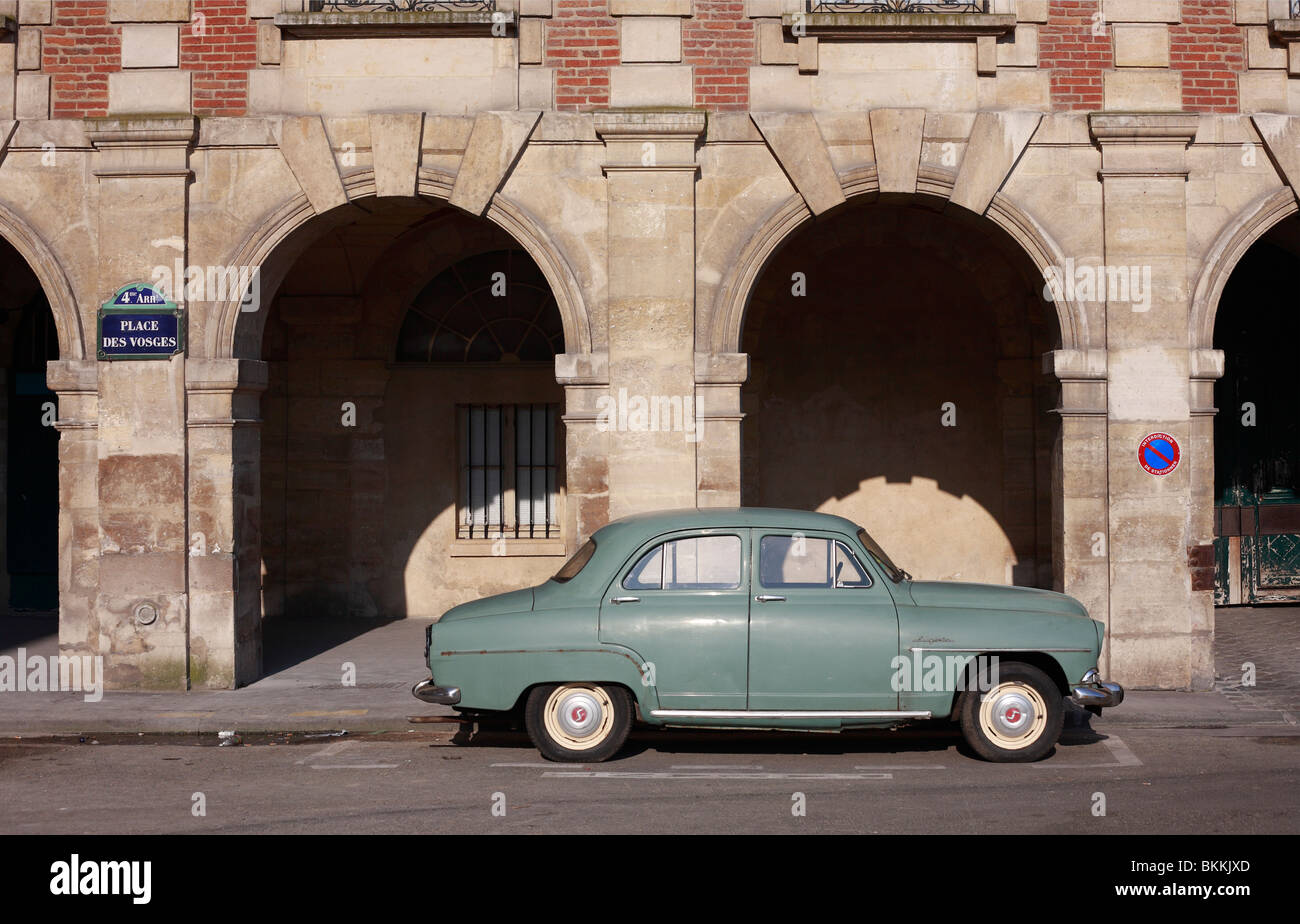 Simca Aronde Elysée stationné à la Place des Vosges Paris France Banque D'Images