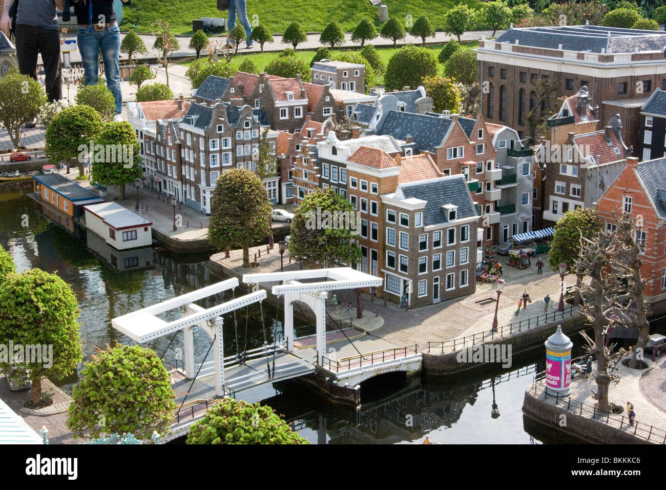 Modèle miniature ville néerlandaise avec pont cantilever à Madurodam, Scheveningen, Pays-Bas Banque D'Images