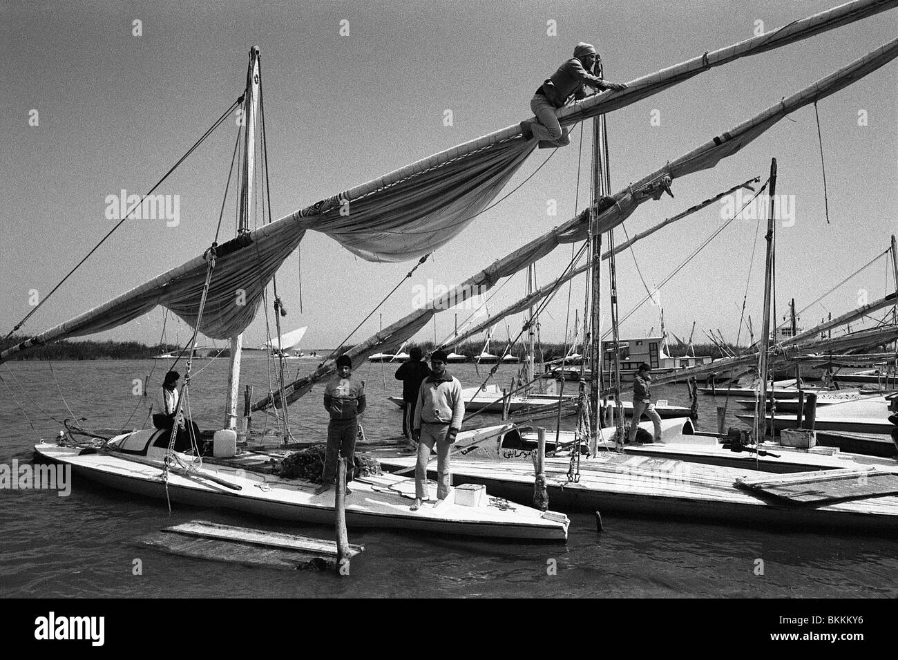 Travail sur la flèche pêcheur de de leur bateau, sur le front de mer paisible de Banque D'Images