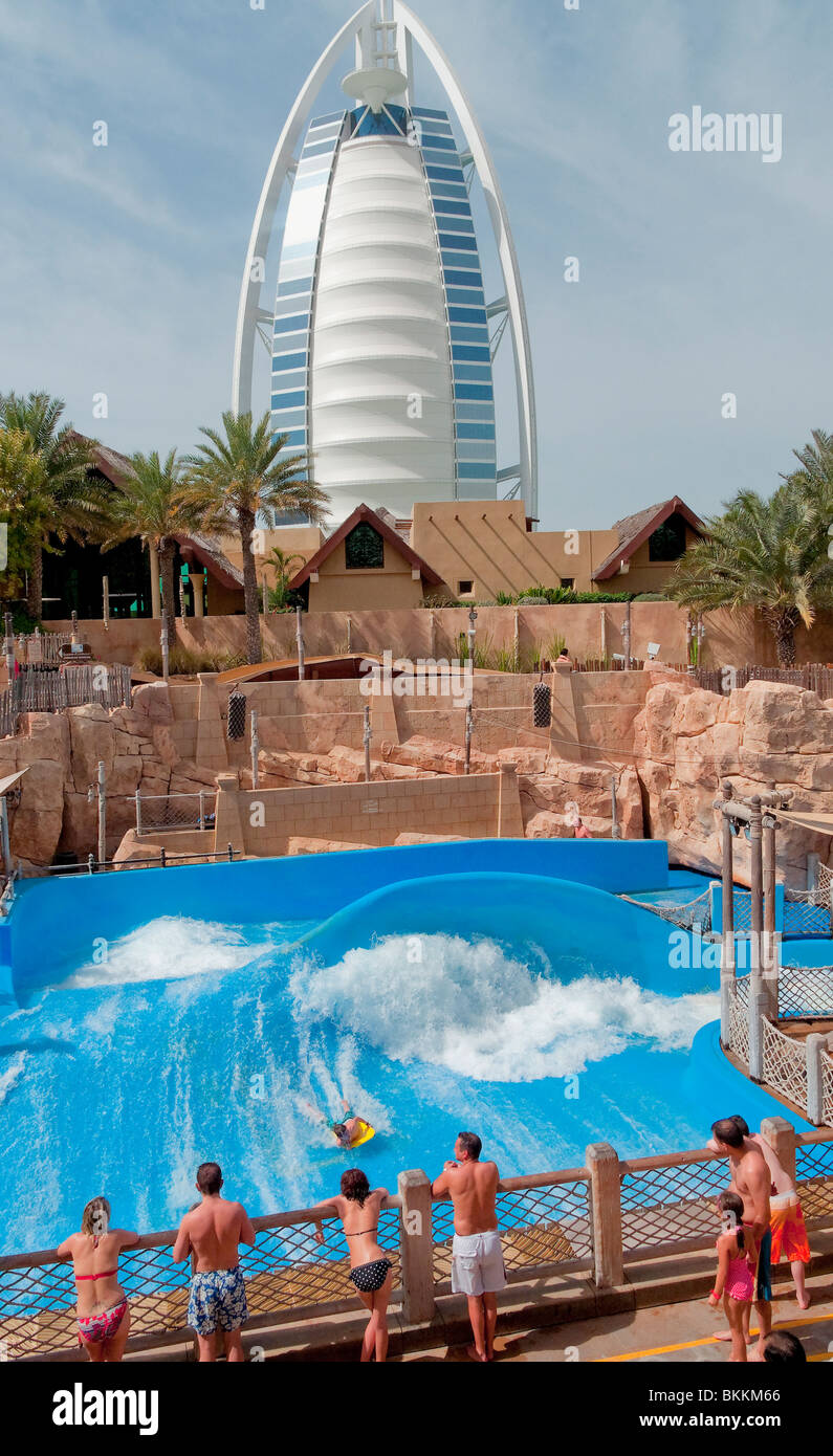 Parc Aquatique Wild Wadi et Burj Al Arab Hotel Dubai Émirats arabes unis dans l'arrière-plan Banque D'Images