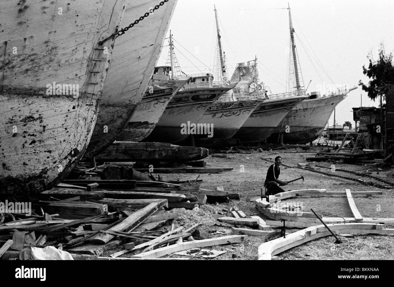 Un homme travaillant dans un chantier naval dans le Delta du Nil ville de Ra's al-Barr Banque D'Images