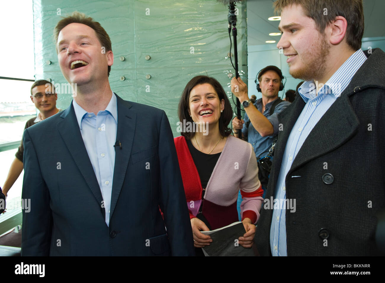 Leader des libéraux démocrates, Nick Clegg et femme Miriam entouré par des partisans et des médias sur la campagne de visite à Newport South Wales Banque D'Images