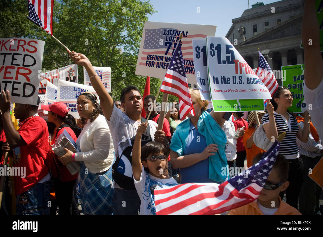 Les membres de l'Union, les immigrants et leurs partisans manifestent contre le projet de loi de l'Arizona SB 1070 dans le Lower Manhattan à New York Banque D'Images