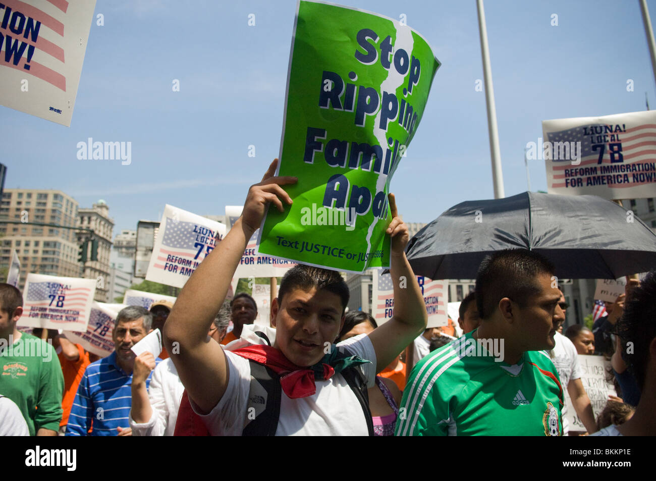 Les membres de l'Union, les immigrants et leurs partisans manifestent contre le projet de loi de l'Arizona SB 1070 dans le Lower Manhattan à New York Banque D'Images