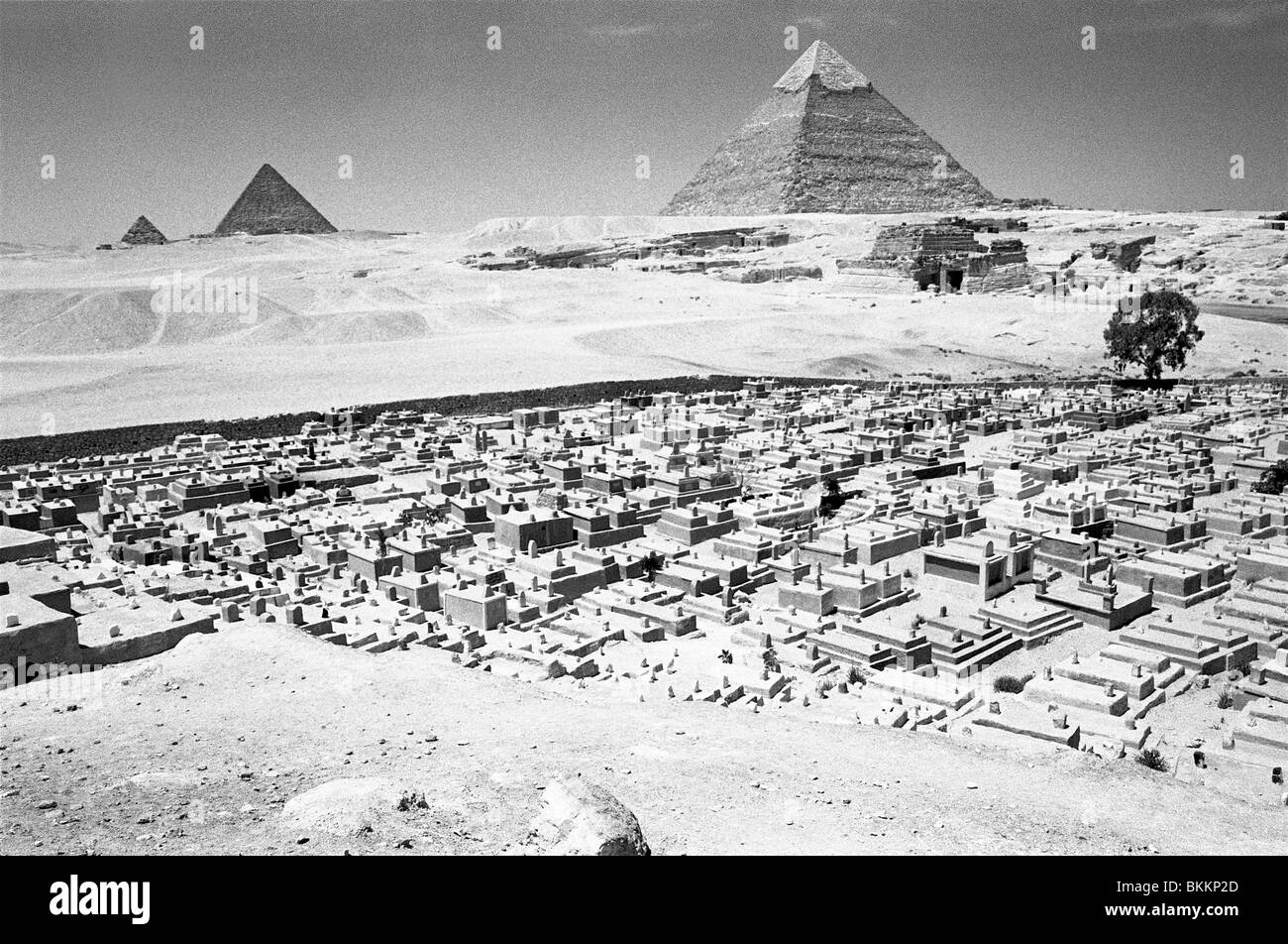 Le grand cimetière musulman près du village de Nazlet comme-Samaan avec la grande toile des pyramides Banque D'Images