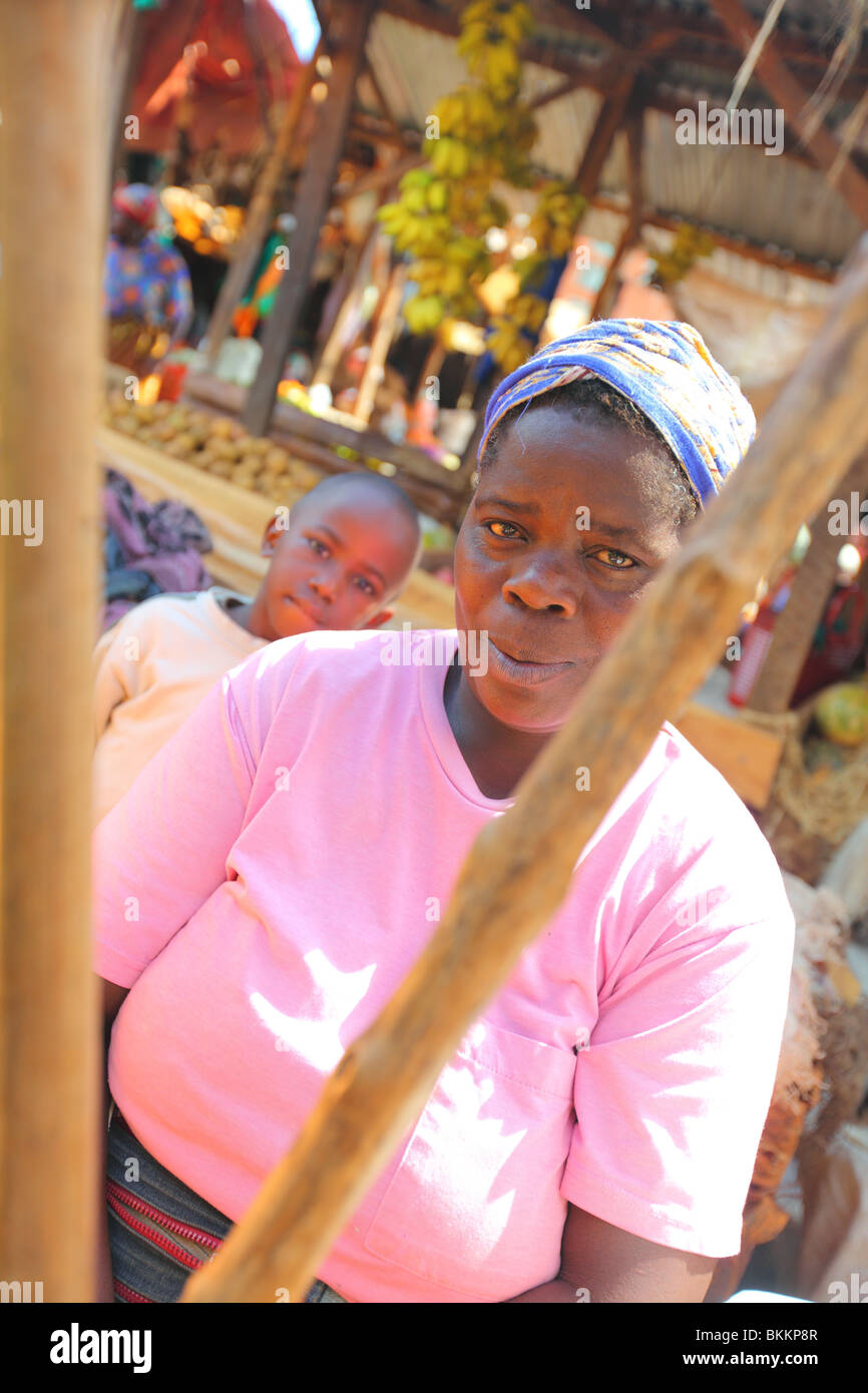 Le Kenya, l'Est, l'Afrique, le long de la B5, village de Nyeri, woman portrait marché de plein air Banque D'Images