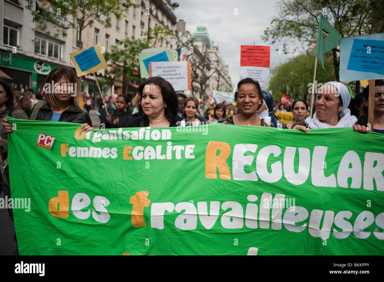 Des groupes de personnes diverses, des femmes manifestantes marchant pour leurs droits avec Protest Banner, manifestant le 1er mai, manifestation du 1er mai, Paris, France, migrants Europe, signe de protestation pacifique Banque D'Images