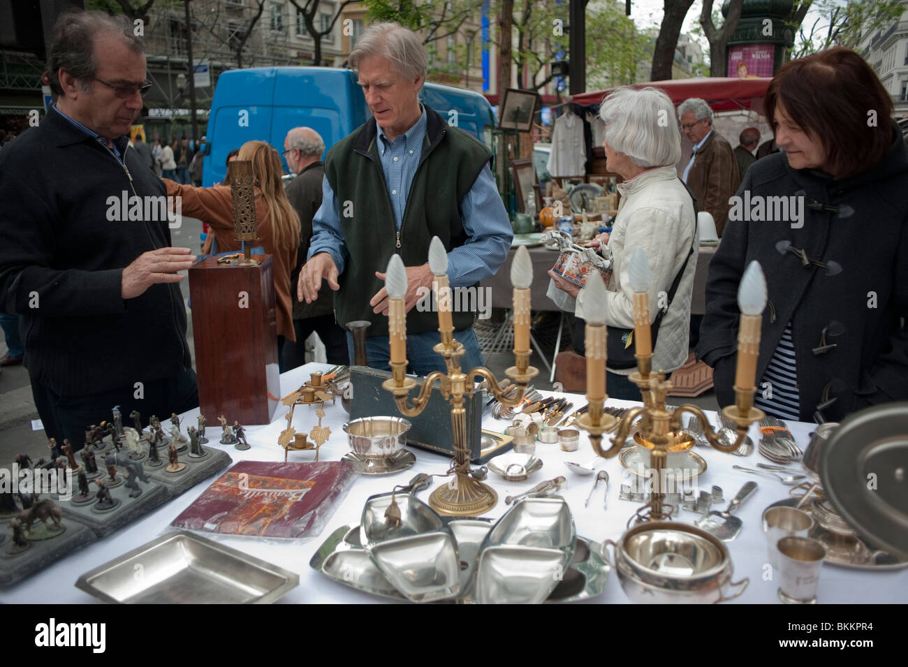 Personnes Shopping pour "seconde main" objets ménagers sur la rue garage Vente, Paris, France, activités personnes âgées Banque D'Images