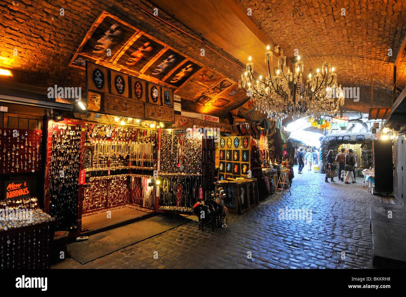 Les étals de marché stables & lumière lustre ancien dans les bâtiments historiques d'équitation Pickfords partie de Camden Market à Camden Town London England UK Banque D'Images