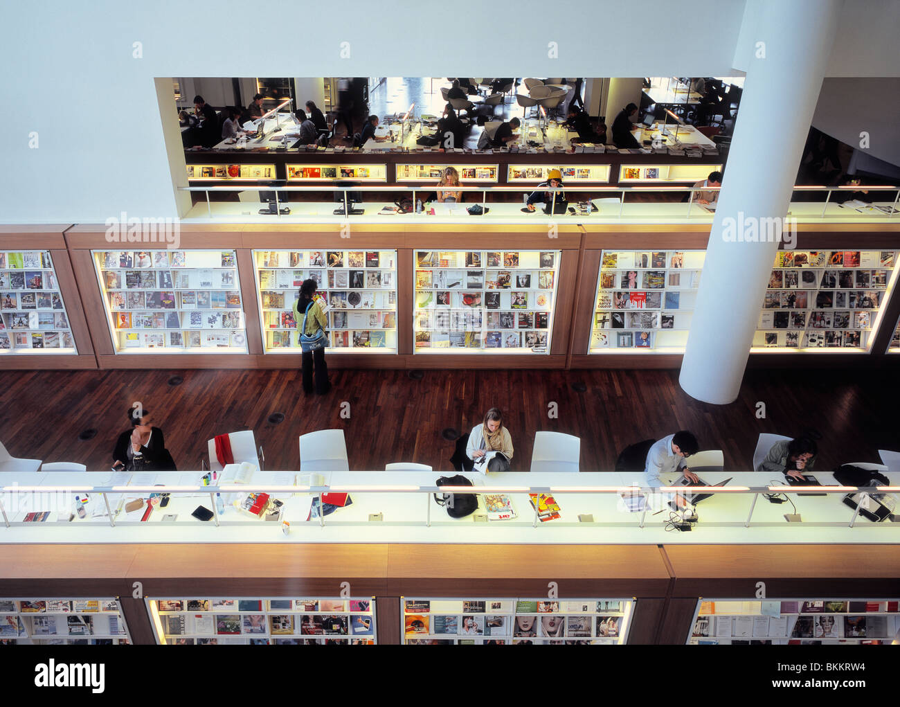 Les gens à lire et étudier à la Bibliothèque publique d'Amsterdam, Pays-Bas  Photo Stock - Alamy